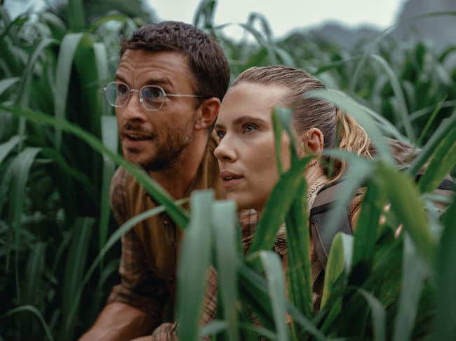 Jonathan Bailey como el Dr. Henry Loomis y Scarlett Johansson Zora Bennett en 'Jurassic World: El Renacer'. / Universal Pictures