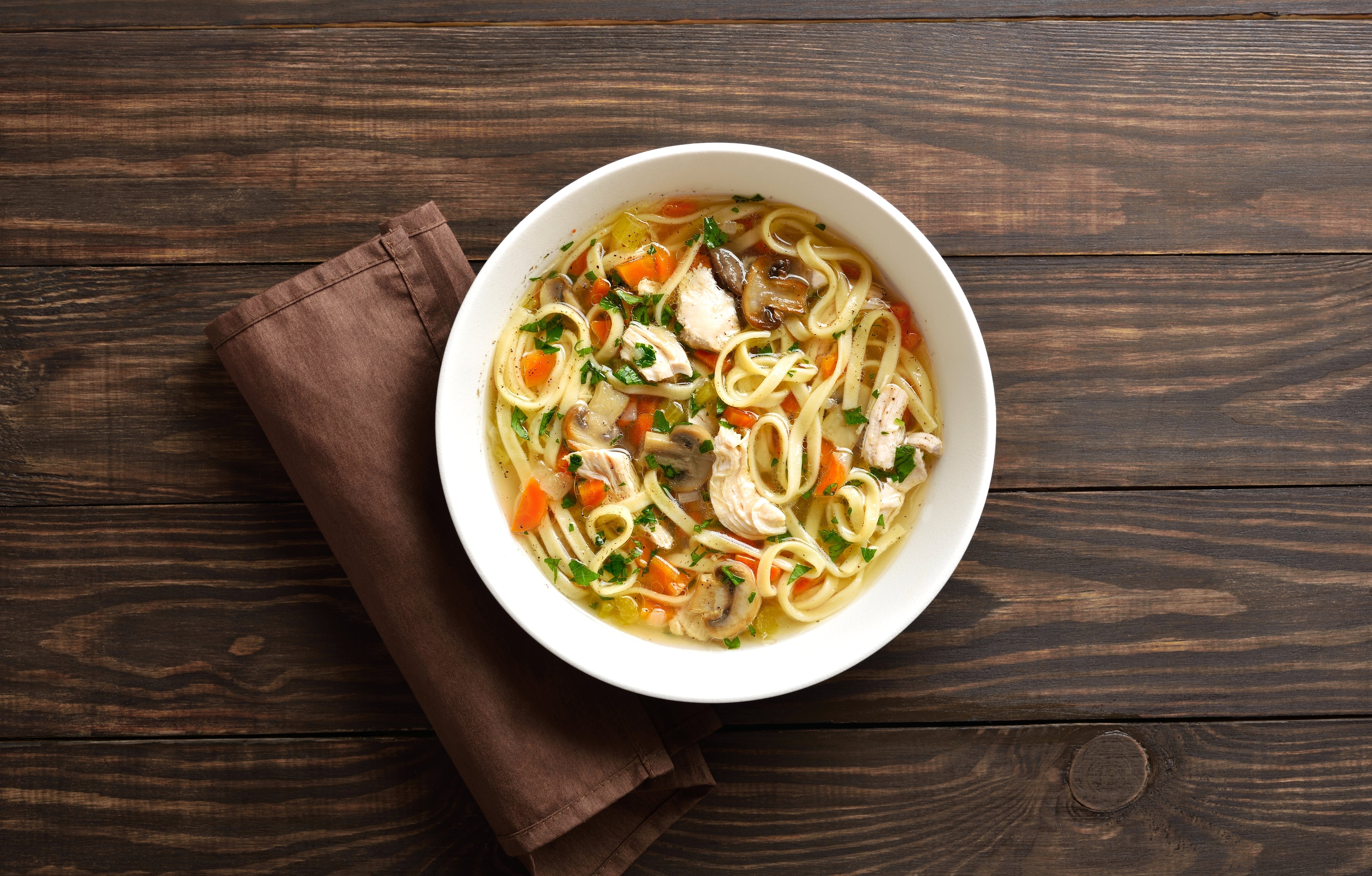 Sopa de pollo, fideos y setas