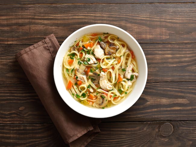 Sopa de pollo, fideos y setas