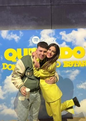 Quevedo y su chica en la presentación del disco del artista.