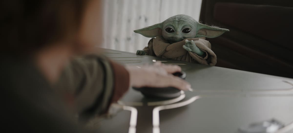 (L-R) Colonel Ward, interpretada por Sigourney Weaver y Grogu en 'THE MANDALORIAN AND GROGU'. / Lucasfilm