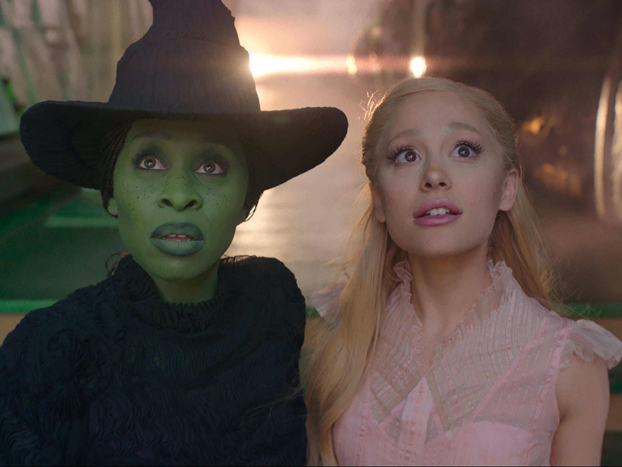 Cynthia Erivo como Elphaba y Ariana Grande como Glinda en &#039;WICKED&#039;, ya en cines. / Universal Pictures Spain