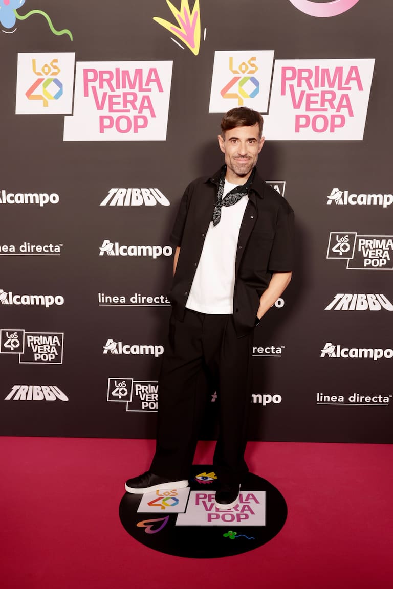 El locutor de LOS40, José Vicens también ha sido de los primeros en pasar por la alfombra roja. Vestido de blanco y negro ha querido dar protagonismo a ese pañuelo atado al cuello.