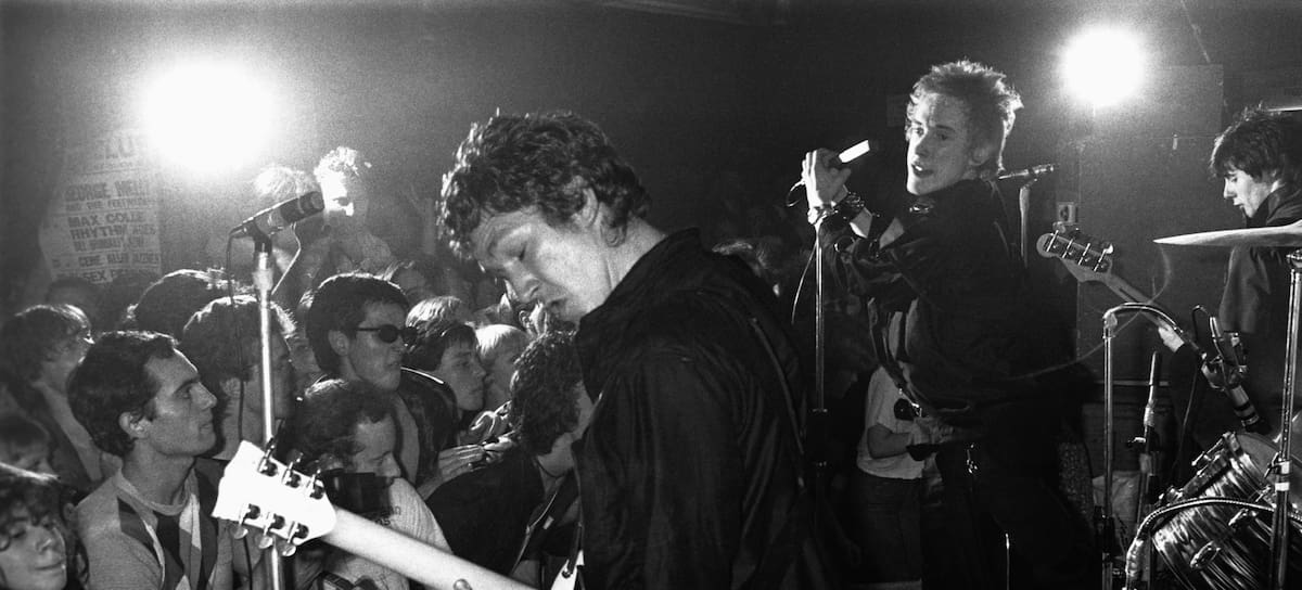 Sex Pistols durante su actuación en el festival punk celebrado en el 100 Club de Londres el 20 de septiembre de 1976. (Photo by © Hulton-Deutsch Collection/CORBIS/Corbis via Getty Images)