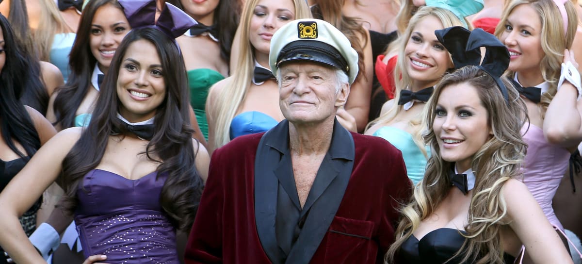 El difunto Hugh Hefner junto a Crystal Hefnery otras modelos Playboy (Foto vía Getty Images)