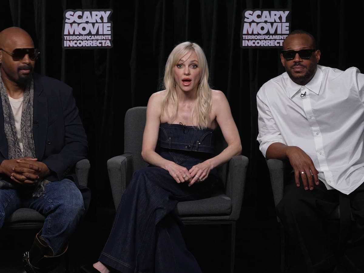 Anna Faris y los Wayans nos desvelan qué director se ha ofendido por la nueva 'SCARY MOVIE', su relación con España y más