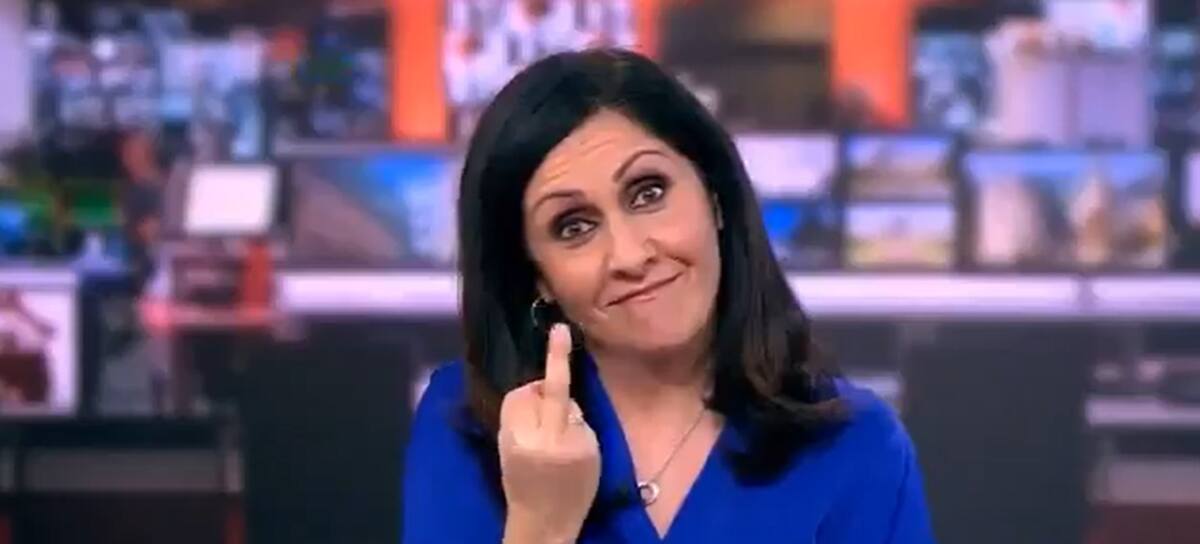 La presentadora Maryam Moshiri en el momento de la peineta en la BBC.