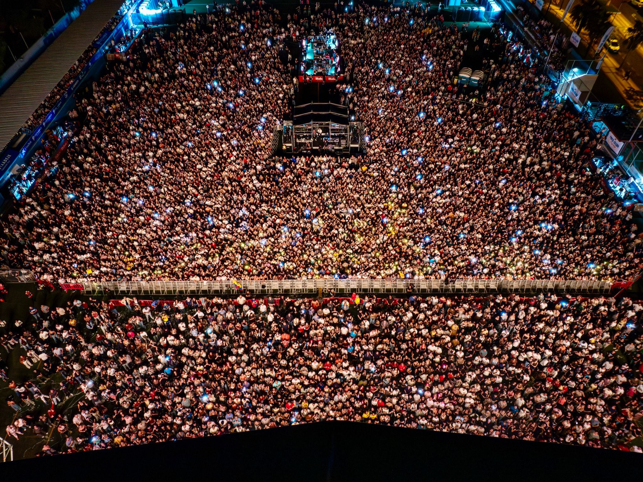Vista de pájara del público en el concierto de Morat en Tenerife, 9 de noviembre de 2025.