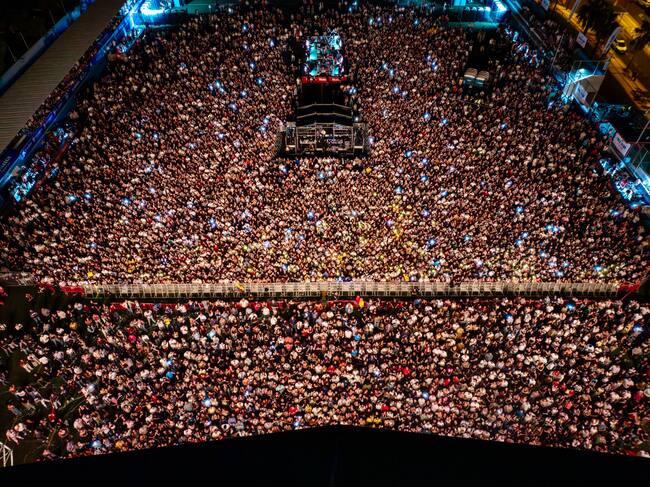 Vista de pájara del público en el concierto de Morat en Tenerife, 9 de noviembre de 2025.