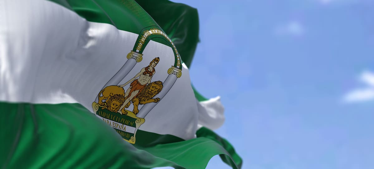 Bandera de Andalucía ondeando