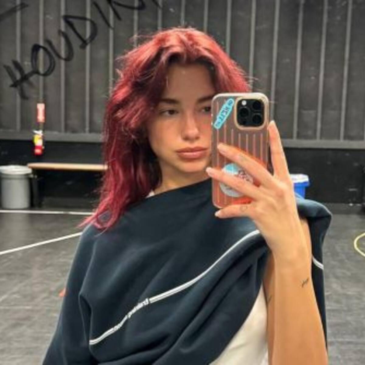 Dua Lipa se prepara para cantar en los Premios Grammy 2024