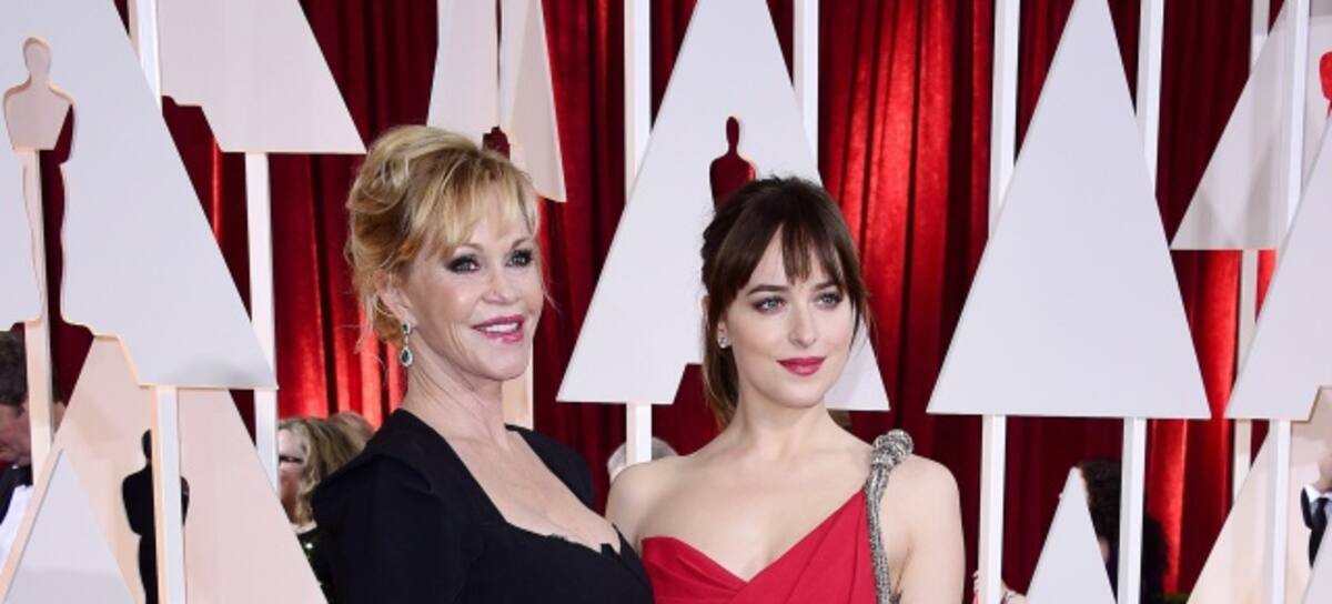 Dakota Johnson (R) y Melanie Griffith (L) llegan a la 87™ ceremonia anual de premios de la Academia en el teatro Dolby en Hollywood, California, EE.UU., el 22 de febrero de 2015. Los Oscar se presentan a los esfuerzos colectivos en 24 categorÌas en cine o persona destacada. EFE / PAUL BUCK