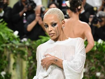 Doja Cat crea polémica con su apuesta para la Met Gala 2024: Toalla, camiseta mojada y lágrimas