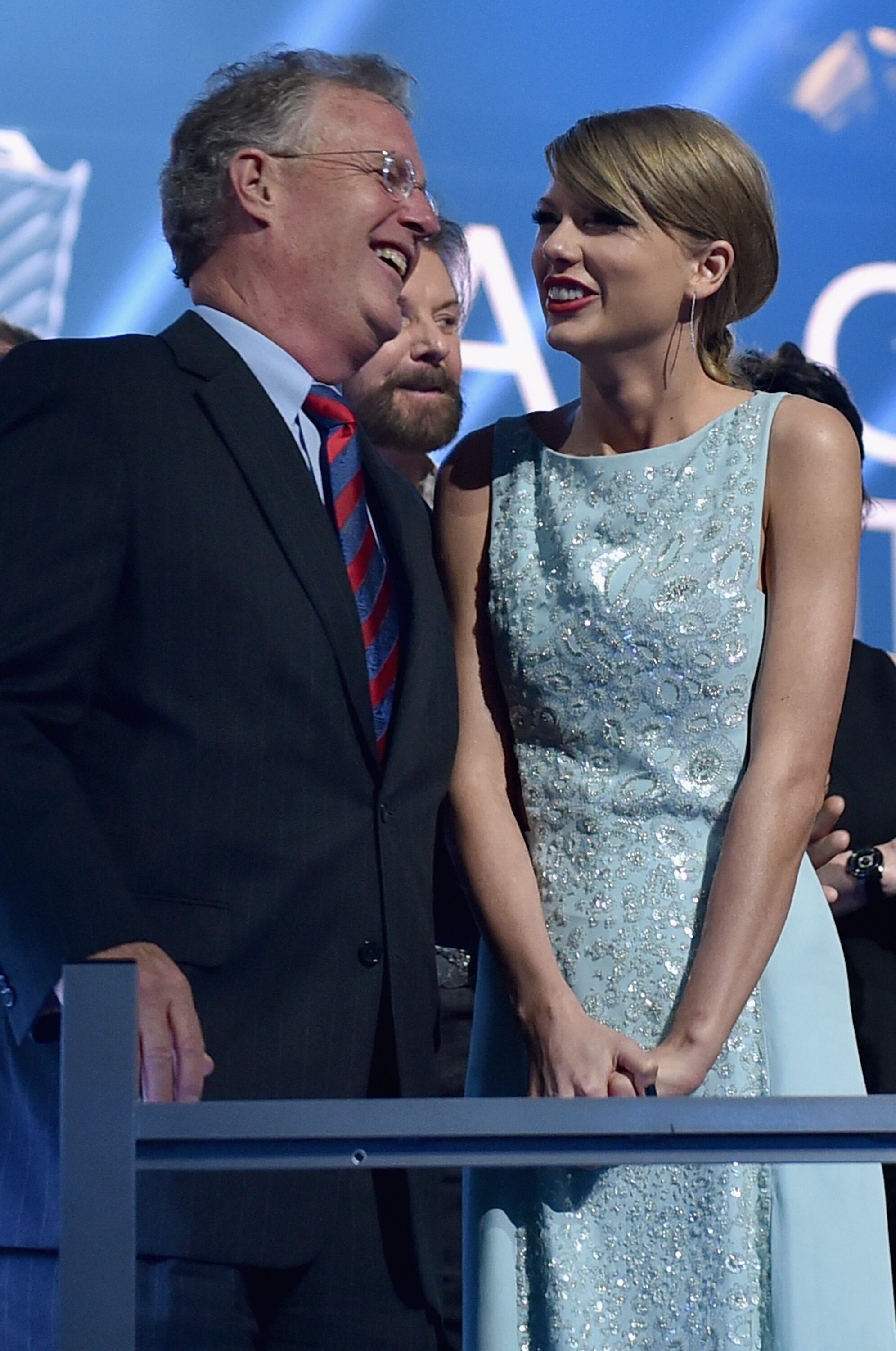 Taylor Swift y su padre en los Academy Of Country Music Awards de 2015