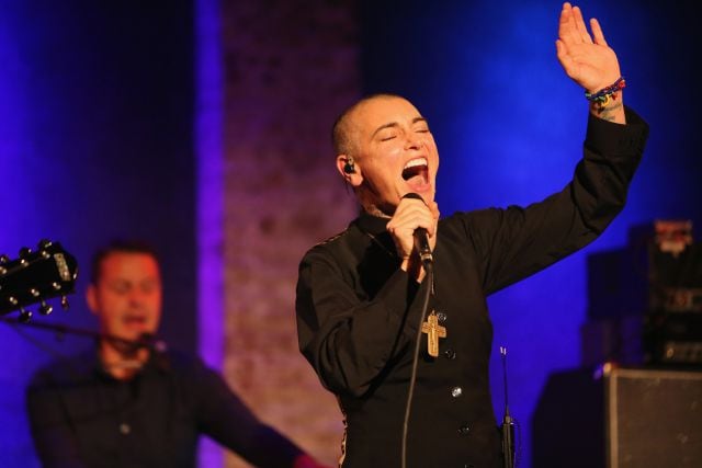 Sinead O&#039;Connor, actuando en un concierto en 2014.