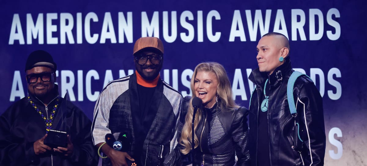 Black Eyed Peas al completo: will.i.am, apl.de.ap, Fergie y Taboo recogiendo el premio en los AMA's 2026- CBS via Getty Images