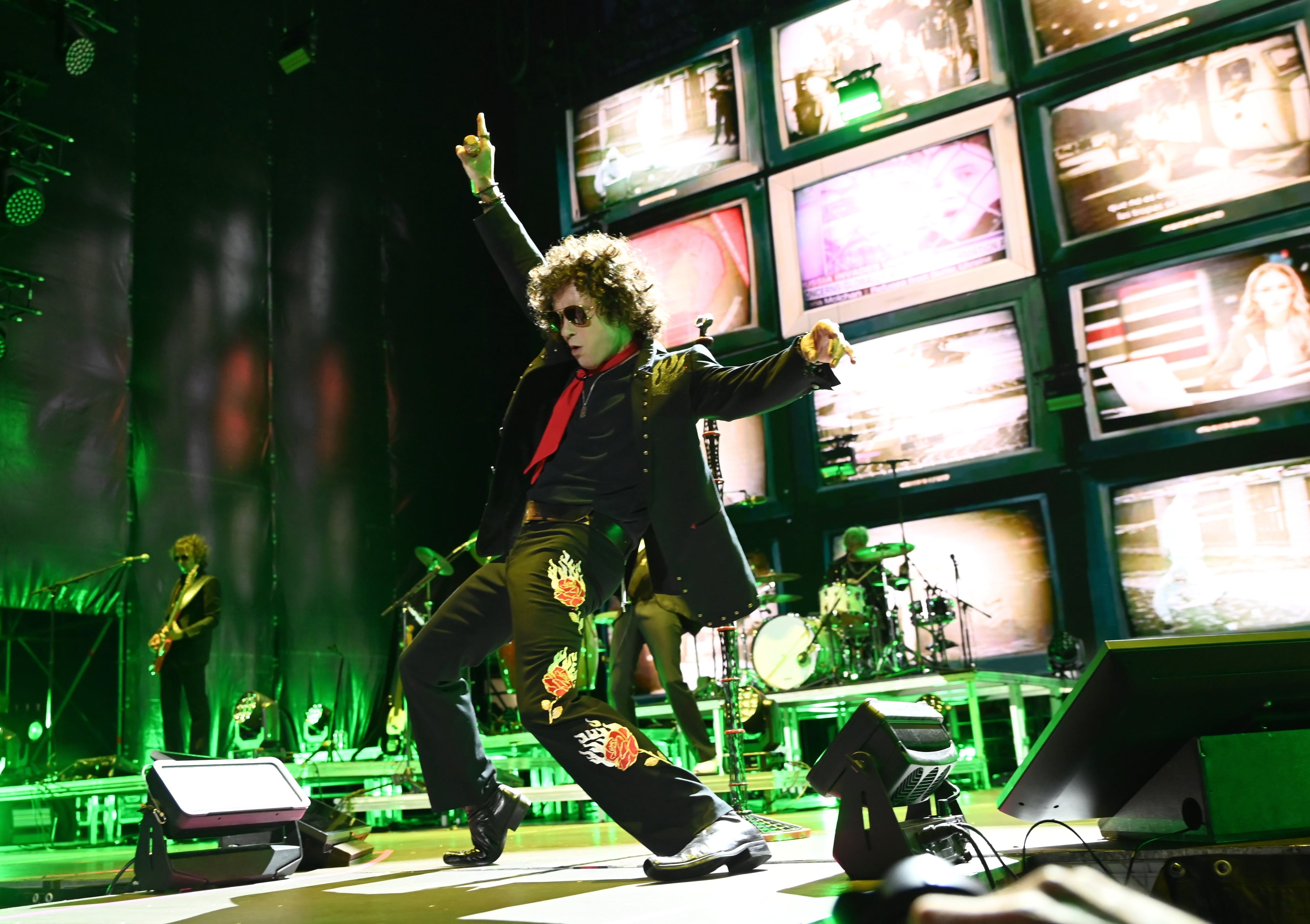 ZARAGOZA, ARAGÓN, ESPAÑA - 6 DE JULIO: El cantante Enrique Bunbury durante un concierto en el estadio de la Romareda, el 6 de julio de 2024, en Zaragoza, Aragón, España. Enrique Bunbury es cantante y compositor, conocido por haber sido el líder de la banda Héroes del Silencio. El artista zaragozano se despide del estadio de fútbol de la Romareda, ya que mañana, 7 de julio, comenzará la demolición parcial del estadio. (Foto de Ramon Comet/Europa Press vía Getty Images)