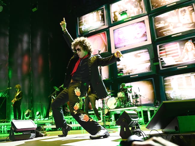 ZARAGOZA, ARAGÓN, ESPAÑA - 6 DE JULIO: El cantante Enrique Bunbury durante un concierto en el estadio de la Romareda, el 6 de julio de 2024, en Zaragoza, Aragón, España. Enrique Bunbury es cantante y compositor, conocido por haber sido el líder de la banda Héroes del Silencio. El artista zaragozano se despide del estadio de fútbol de la Romareda, ya que mañana, 7 de julio, comenzará la demolición parcial del estadio. (Foto de Ramon Comet/Europa Press vía Getty Images)