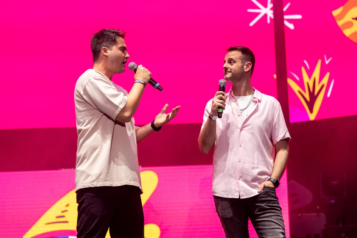 Sergi Sánchez y Víctor de la Torre fueron los encargados de acompañar al público desde el escenario en LOS40 Primavera Pop Badalona, aportando cercanía, ritmo y complicidad en una noche repleta de música y grandes emociones.