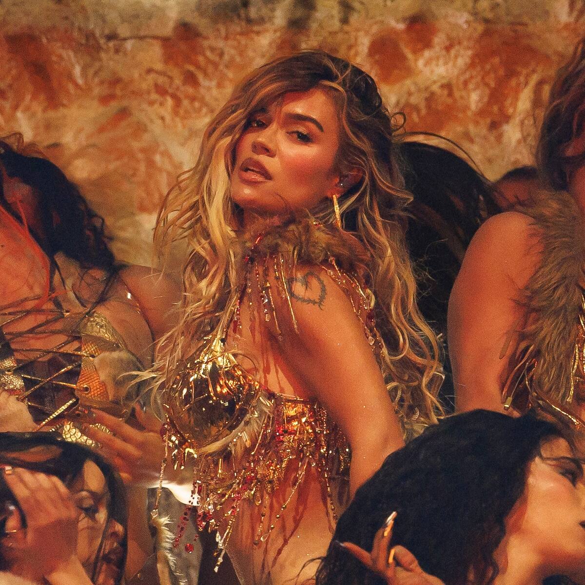 ¿Qué artistas podrían acompañar a Karol G en España? Las colaboraciones que sueñan los fans del Tropitour