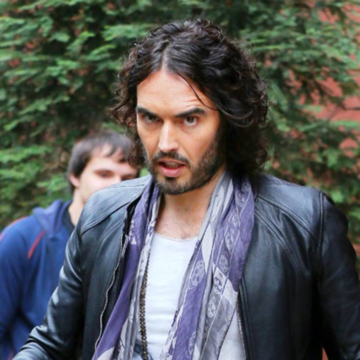 Russell Brand intentó que Tom Cruise le iniciara en la cienciología