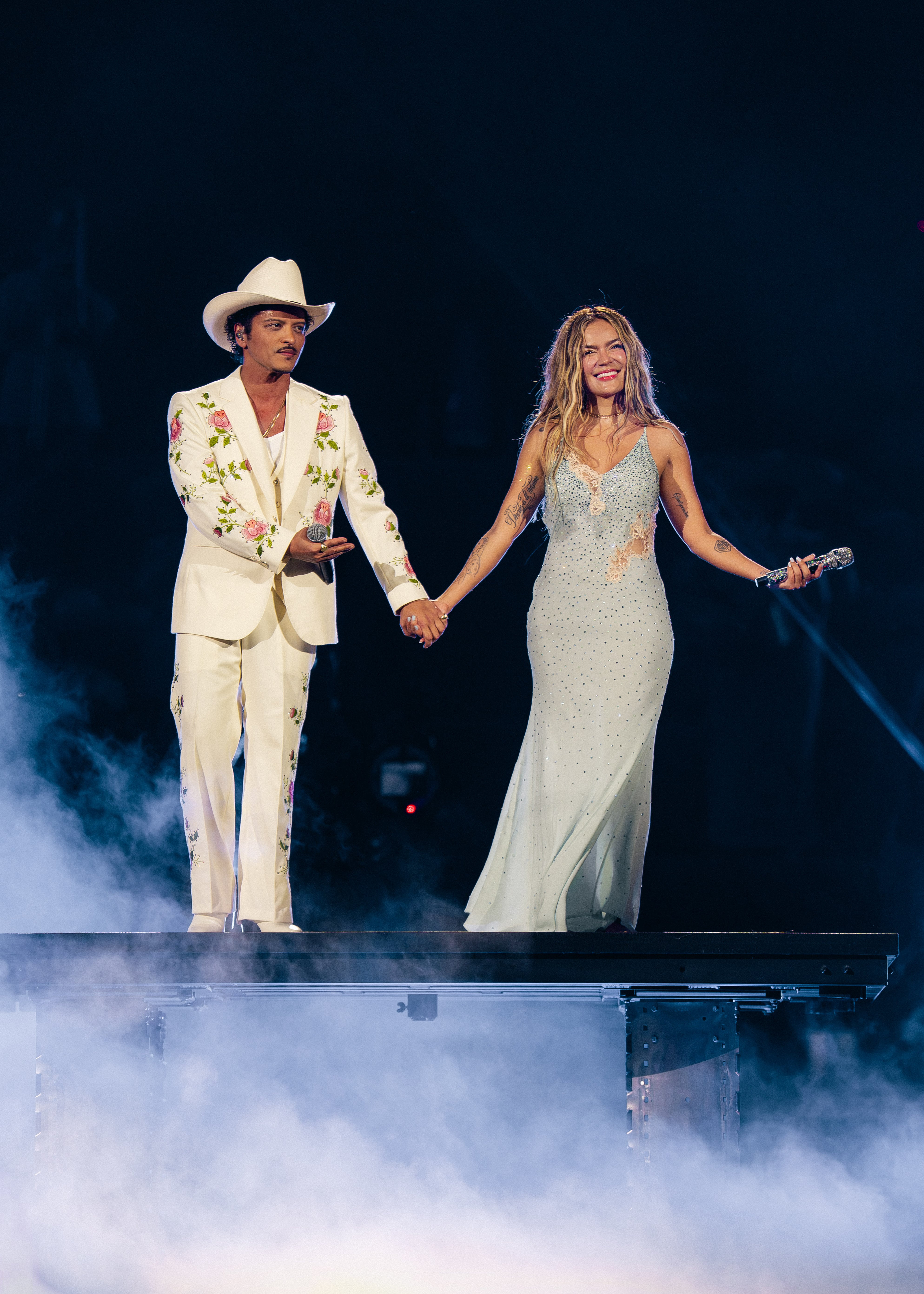 Karol G y Bruno Mars en el SoFi Stadium de Los Ángeles