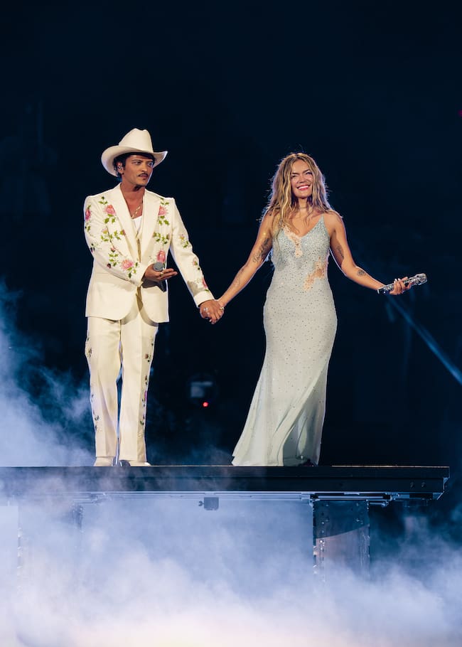 Karol G y Bruno Mars en el SoFi Stadium de Los Ángeles