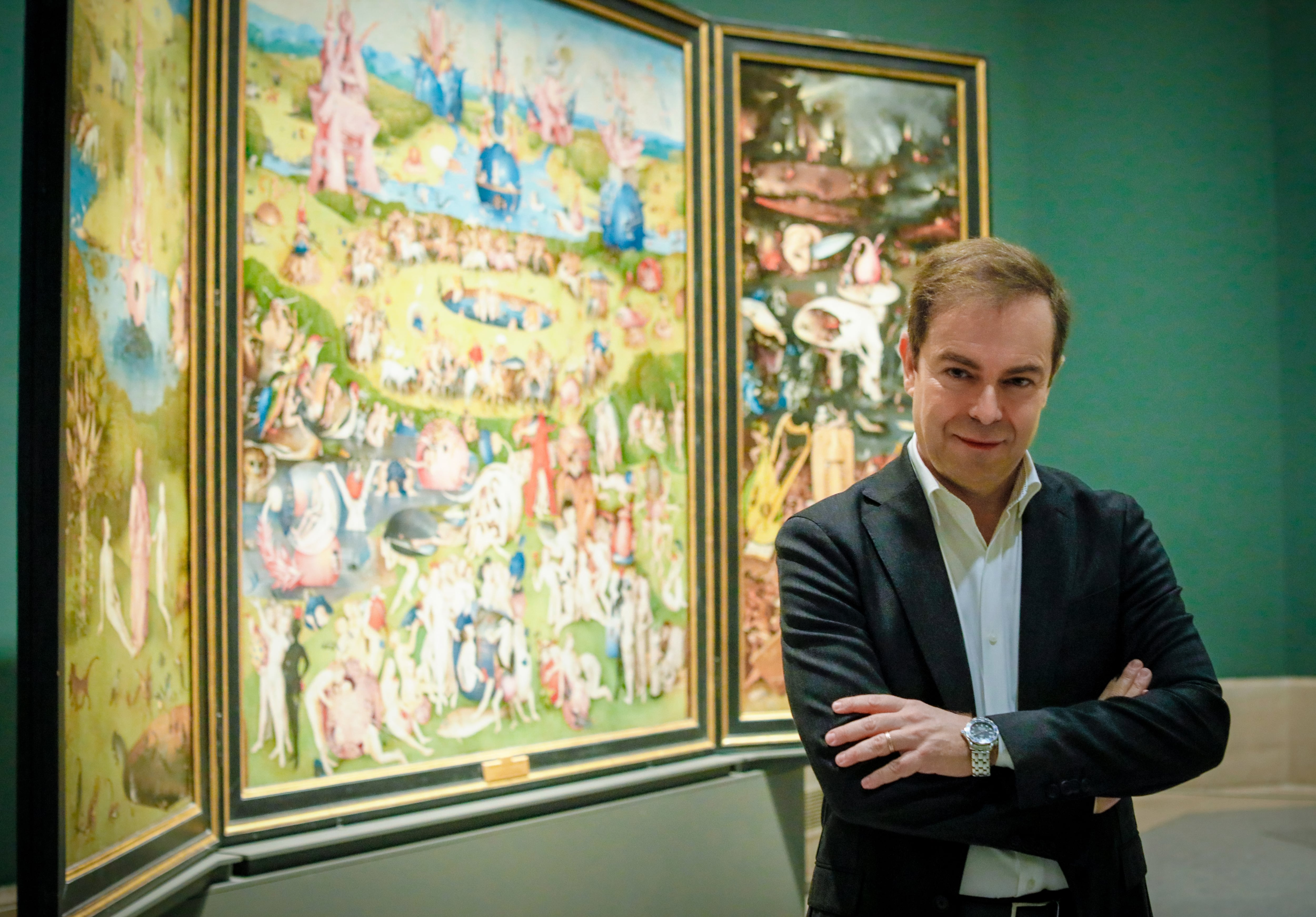 Javier Sierra, en el Museo de El Prado, junto a &#039;El jardín de las delicias&#039; de El Bosco.