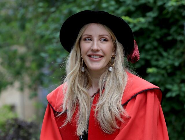 Ellie Goulding antes de recoger su título