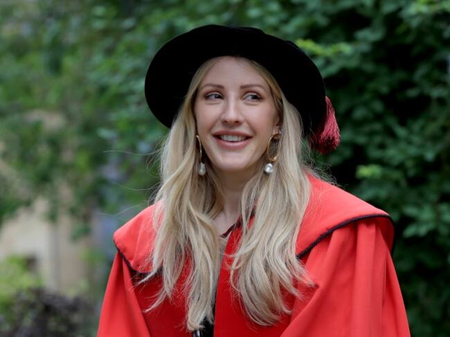 Ellie Goulding antes de recoger su título