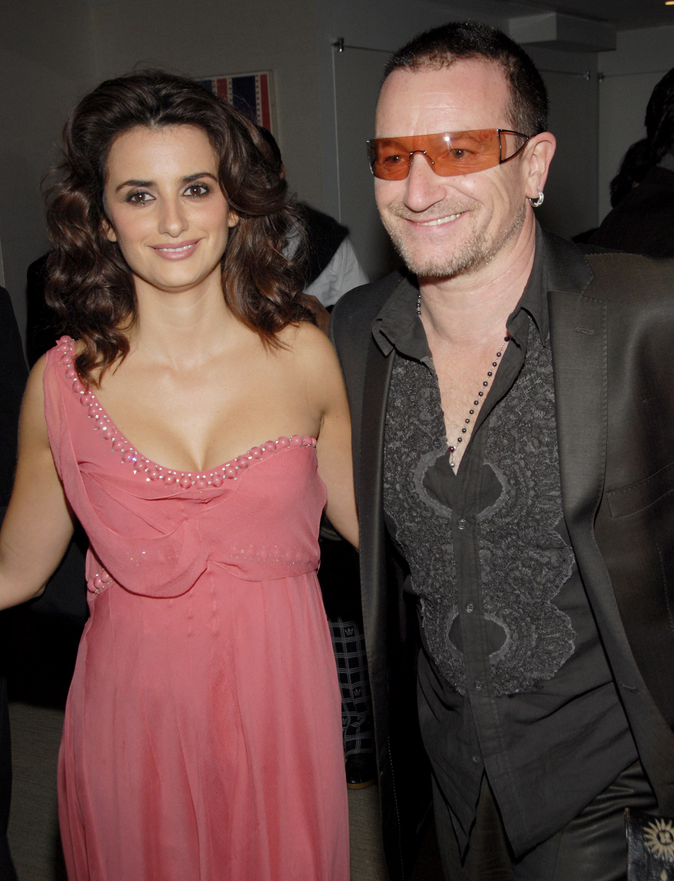 Penélope Cruz y Bono en la premiere de Volver en 2008
