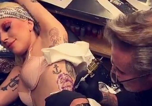 Lady Gaga se tatuó a David Bowie