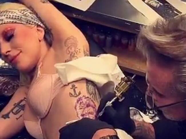 Lady Gaga se tatuó a David Bowie
