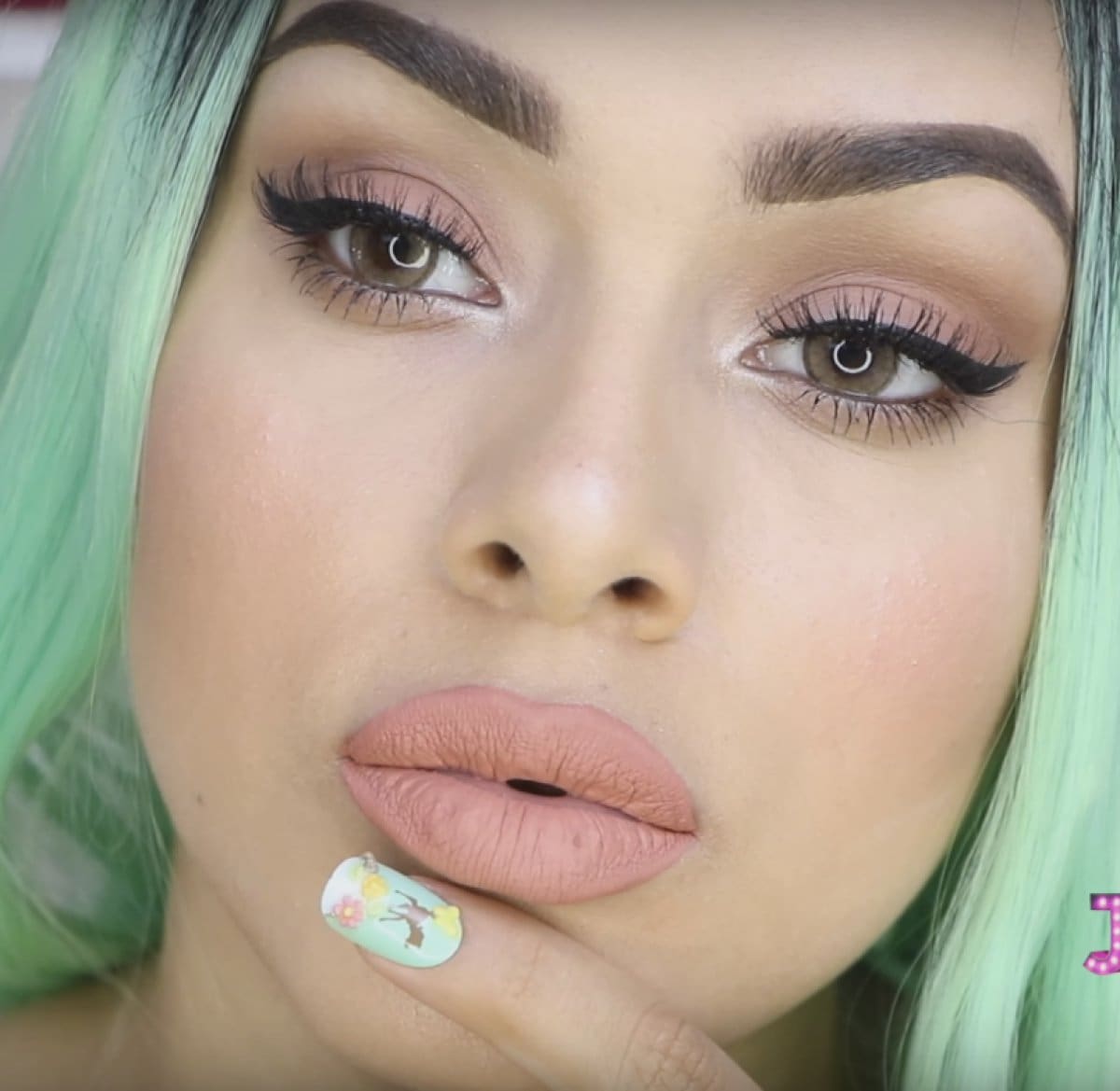 Y si te vestís de Kylie Jenner. Ve el tutorial acá: https://goo.gl/AmKeTR.