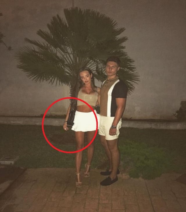 ¿Sale la palmera del bolso de esta mujer?