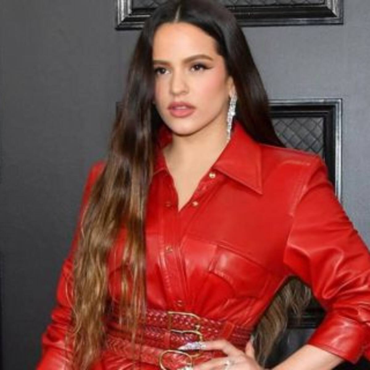 ¡Está irreconocible! El look punk de Rosalía con el pelo rapado