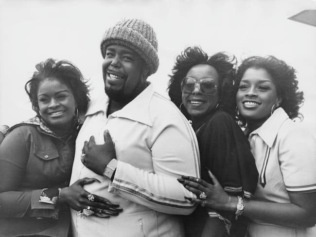 Barry White con su familia. Su esposa Glodean White y sus hijas Diane Taylor y Linda James (1977)