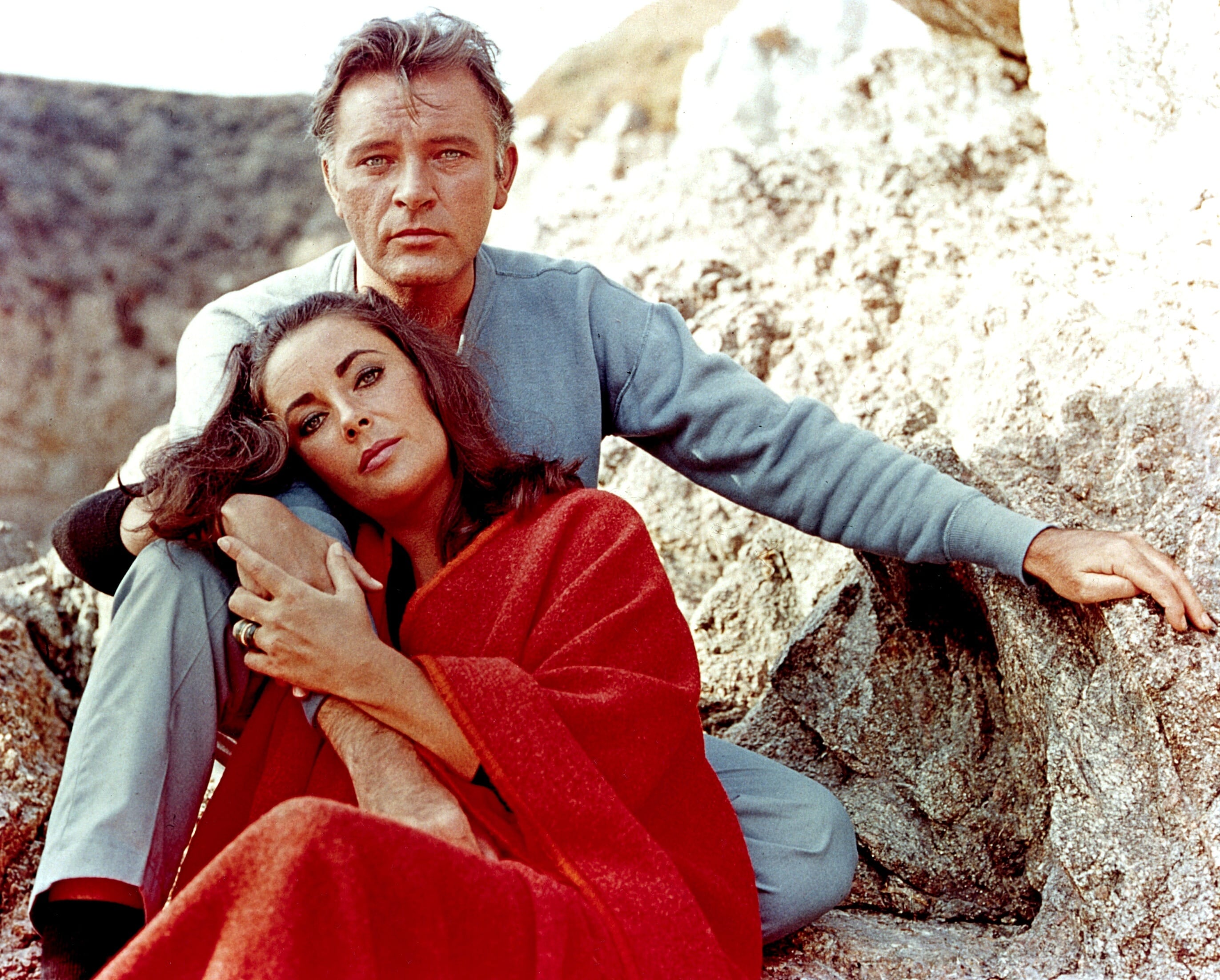 Elizabeth Taylor y Richard Burton en el set de "The Sandpiper" en 1965