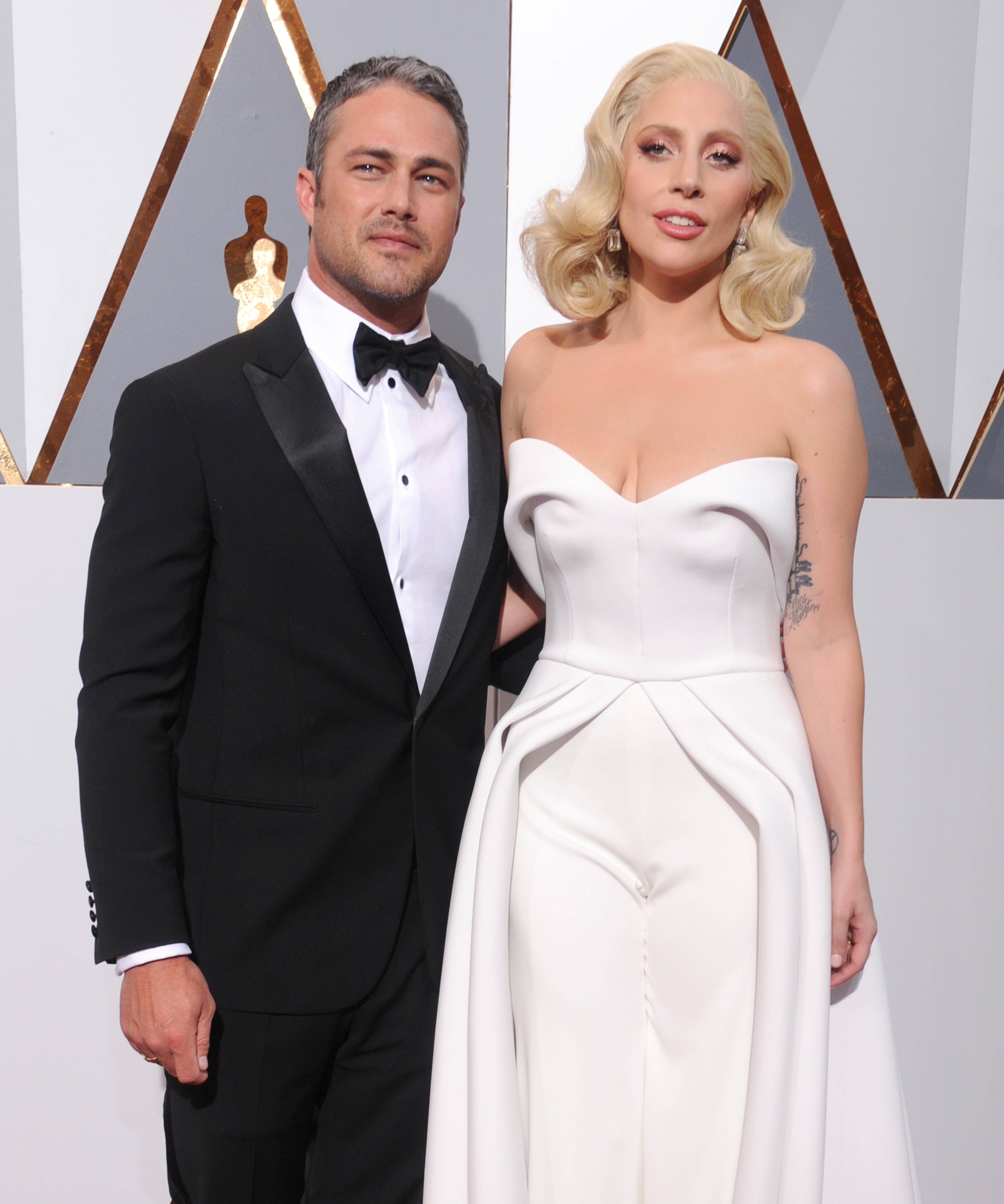 Lady Gaga y el actor Taylor Kinney en los Premios Oscar
