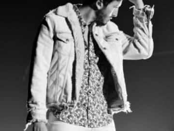 Sebastián Yatra se presenta en ‘La Resistencia’ con sus padres que hablan con Broncano de drogas y sexo