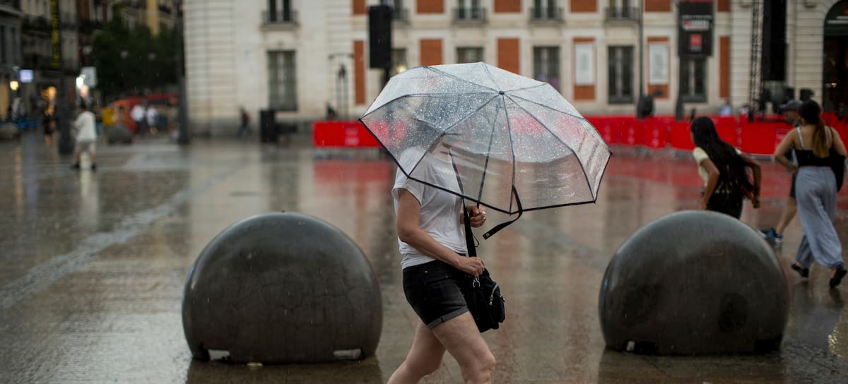 Una mujer bajo un paraguas en Madrid