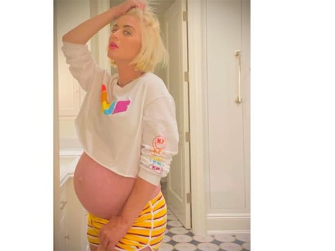 Katy Perry embarazada, presumiendo pancita 