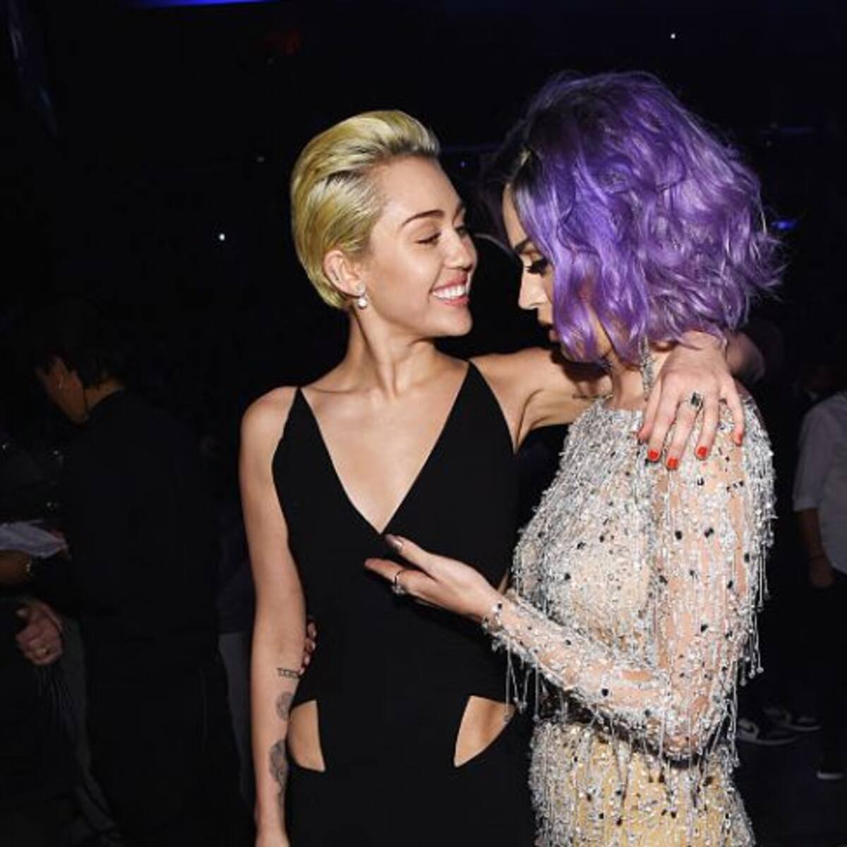 Miley confiesa que la canción "I Kissed A Girl" de Katy Perry es sobre ella
