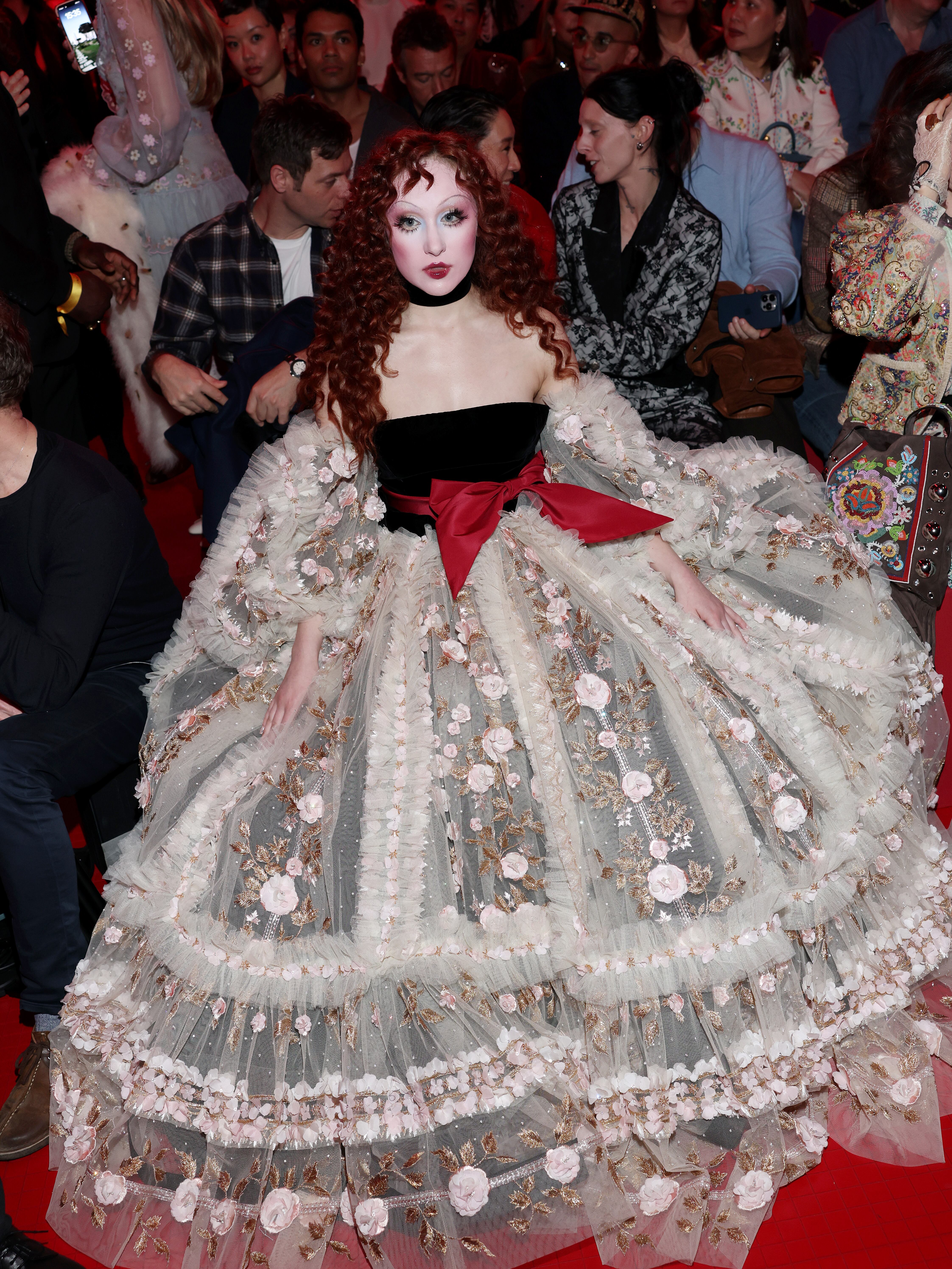 Chappell Roan en el desfile de Valentino en la Paris Fashion Week 2025