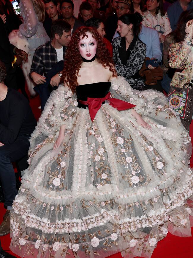Chappell Roan en el desfile de Valentino en la Paris Fashion Week 2025