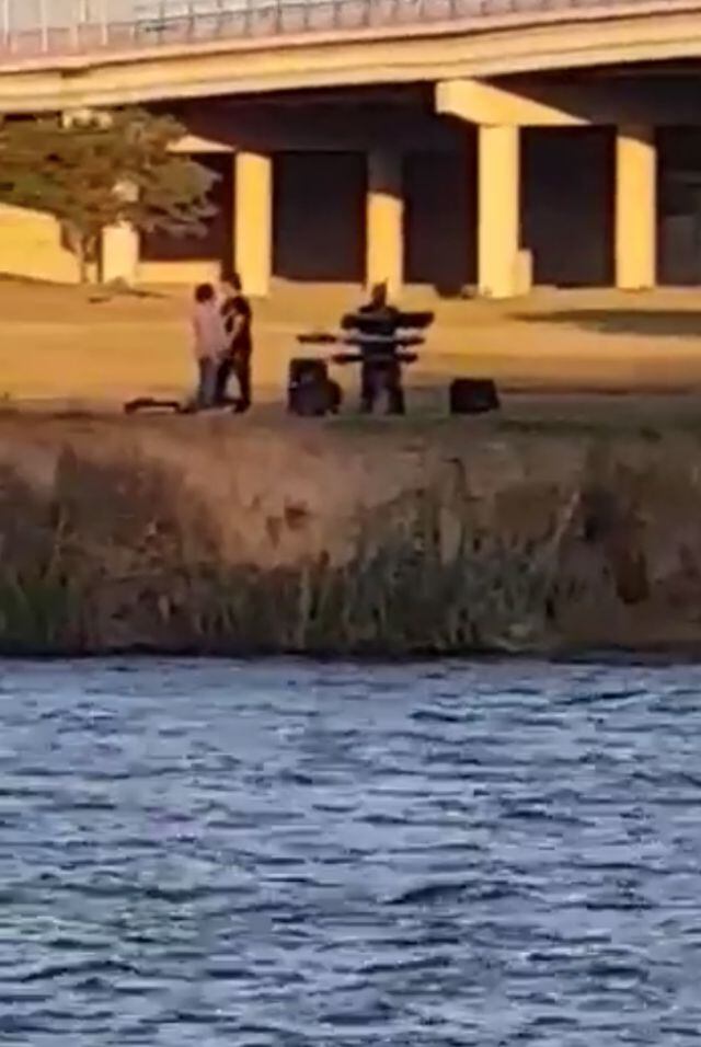 Abuelito le canta las mañanitas a su nieto desde el otro lado del Río Bravo