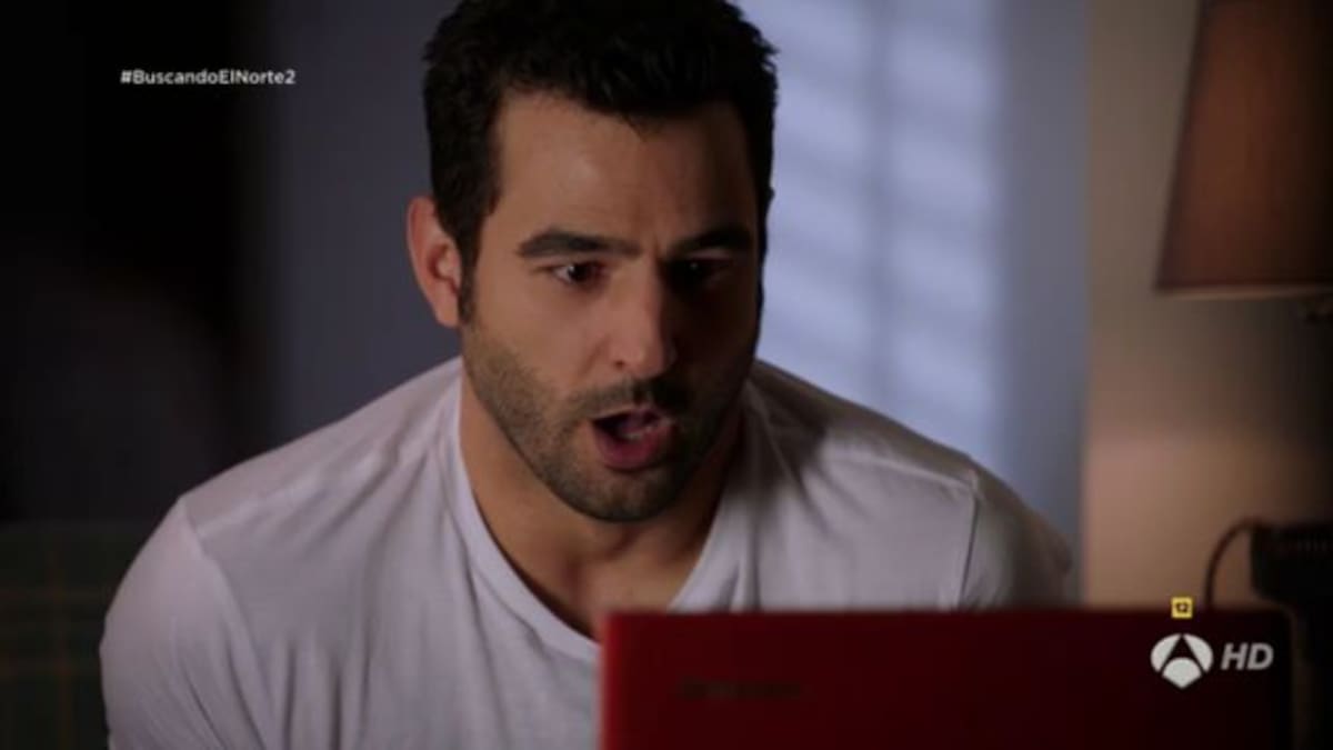 Cibersexo muy hot entre Elisa Mouliaá y Antonio Velázquez