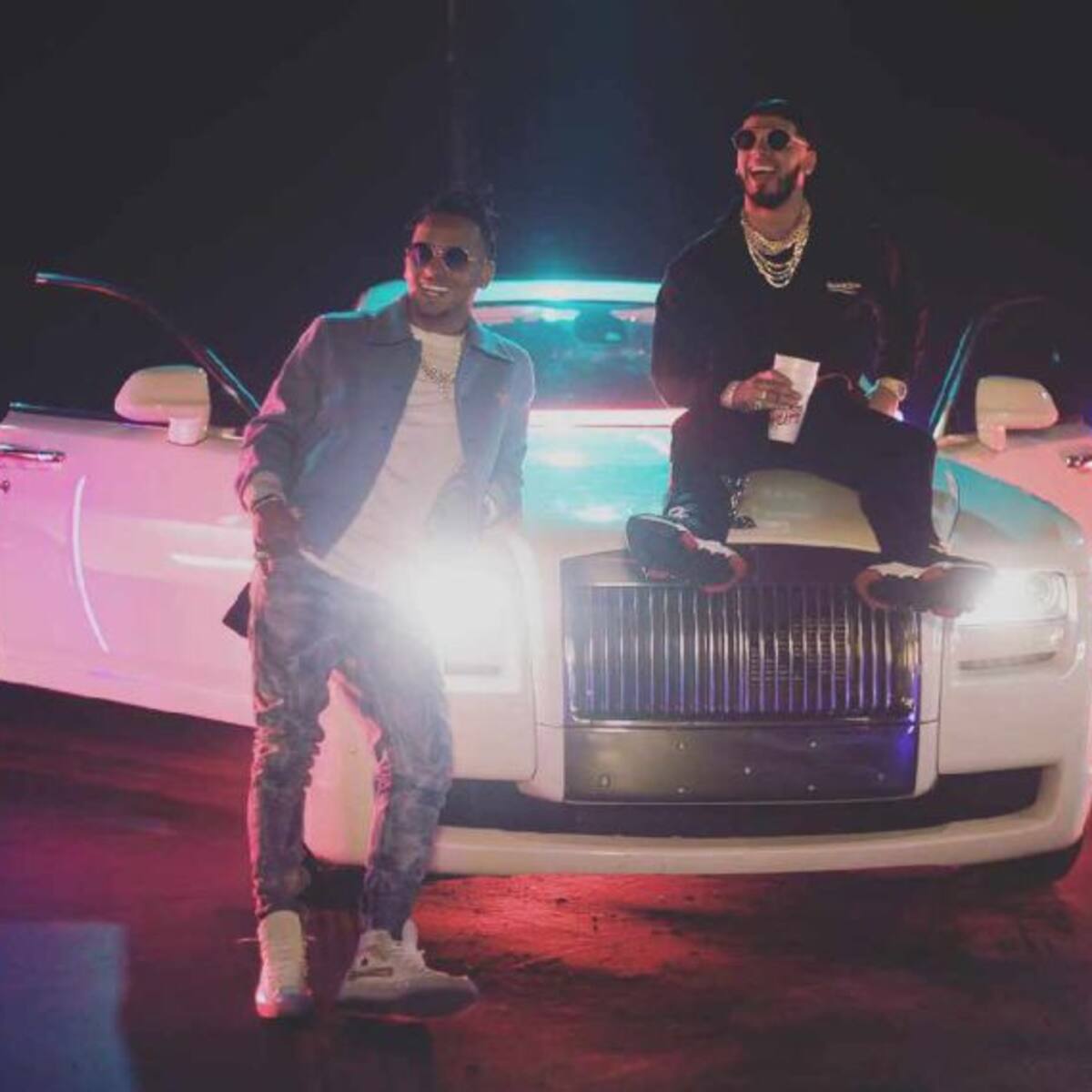 Ozuna se burla del peinado de Anuel AA en la playa
