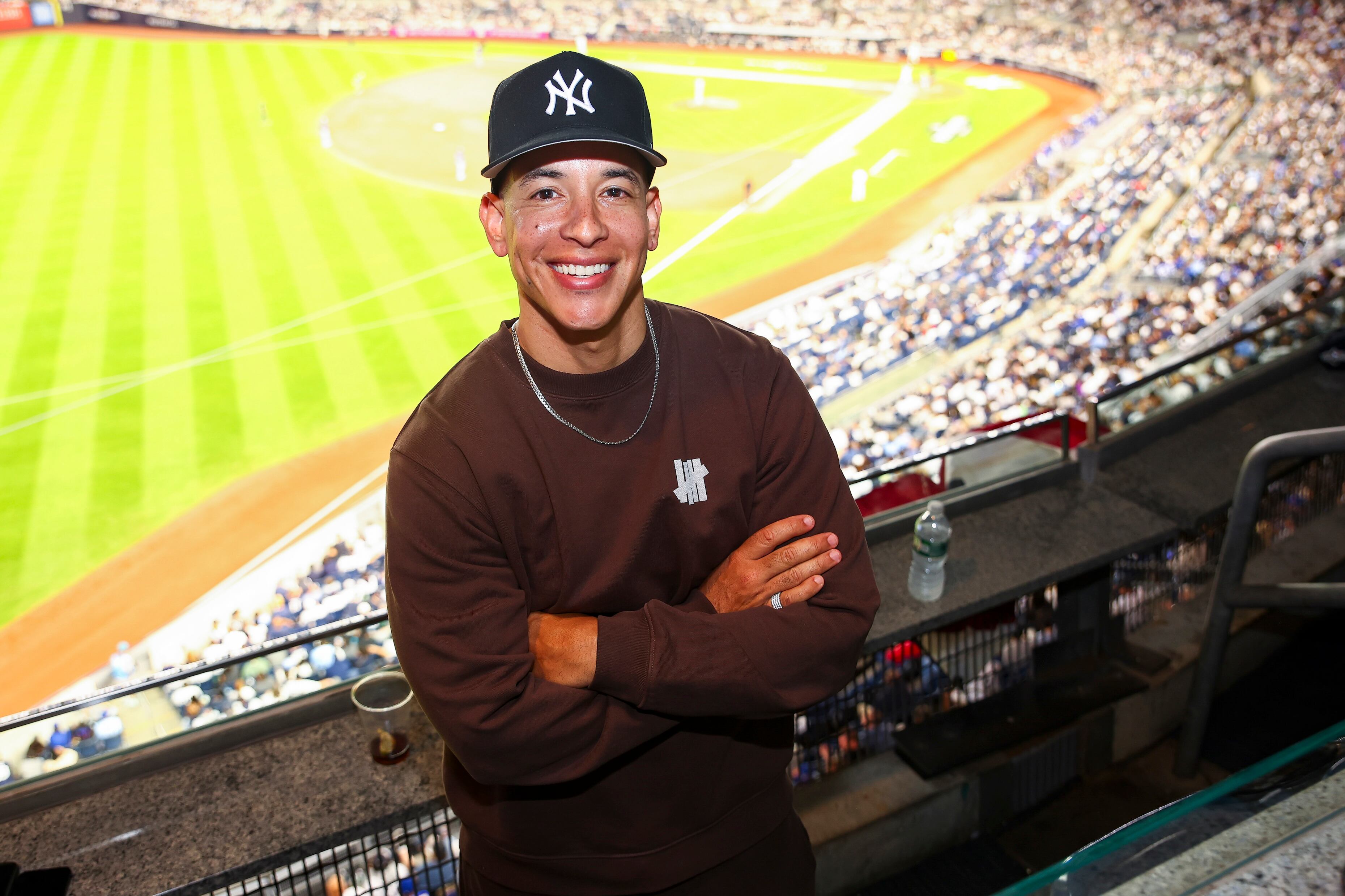 Daddy Yankee en un partido de béisbol, 7 de octubre de 2025.