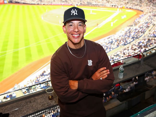 Daddy Yankee en un partido de béisbol, 7 de octubre de 2025.